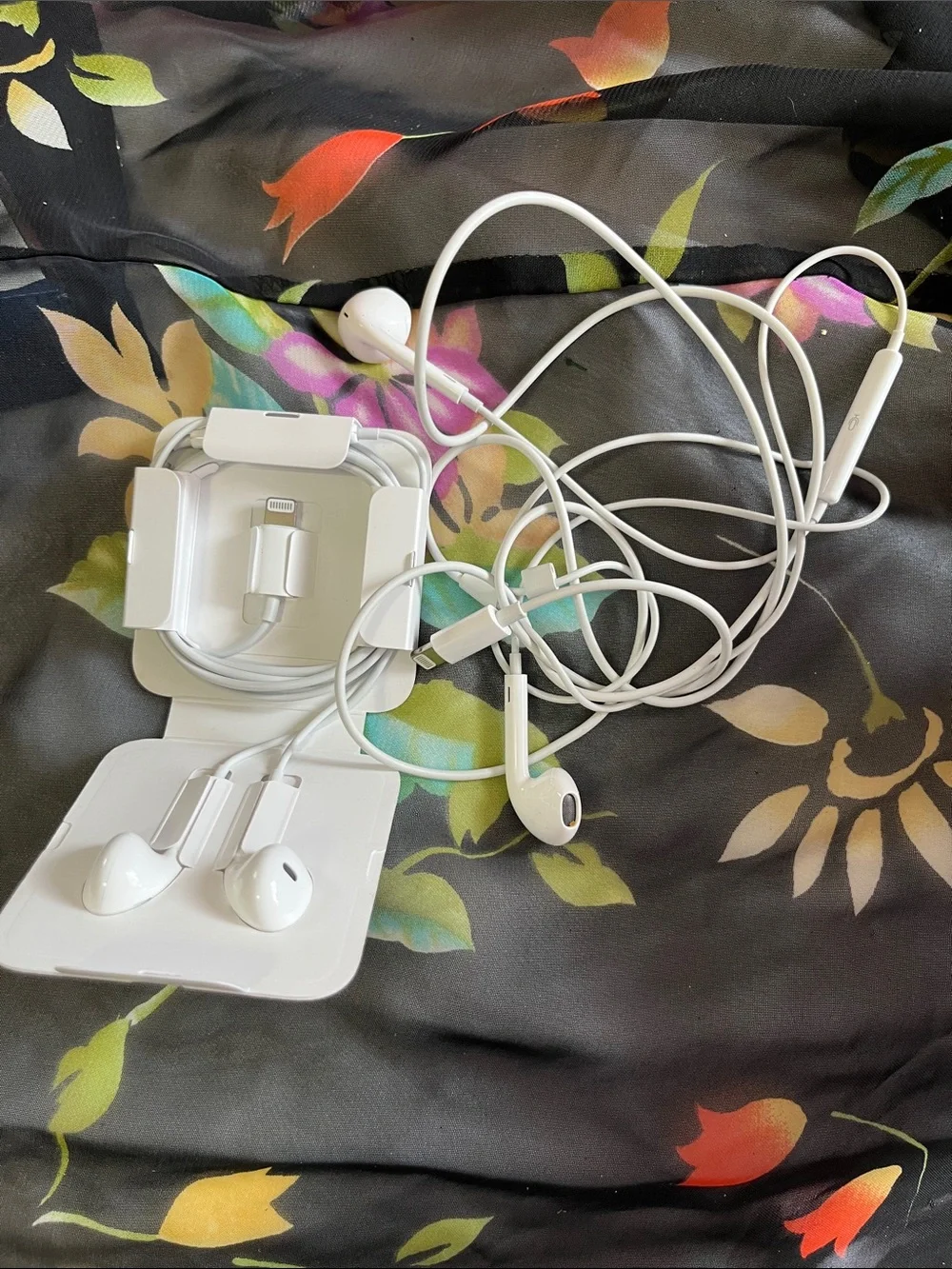 Apple White On-Ear EarPods with Lightning Connector and Inline Remote